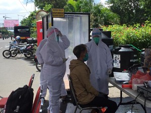 PSBB Surabaya, Satu Pemudik Berstatus ODP Diperiksa di Bundaran Waru