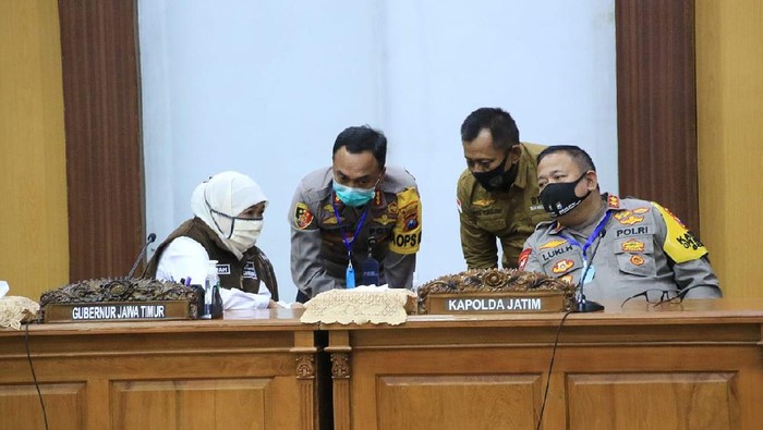 Khofifah di gedung negara grahadi