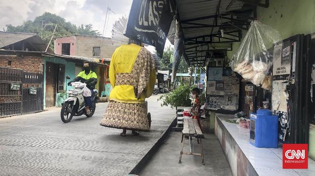 Riki dan keponakannya memilih tetap berkeliling dengan kostum ondel-ondel meski tengah ada wabah corona. Hal ini dia lakukan demi tetap memenuhi kebutuhan keluarga lantaran dia telah kehilangan pekerjaannya.