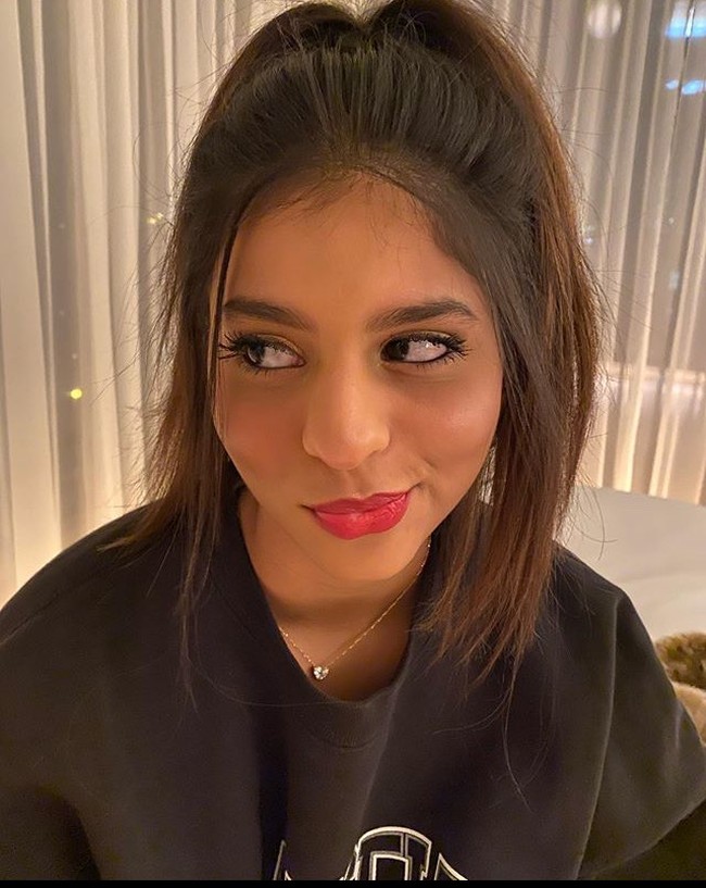 Wanita yang menempuh pendidikan di Inggris ini pun kerap memamerkan gayanya di Instagram dalam balutan berbagai busana mulai dari kasual hingga feminin mengenakan dress. Foto: Instagram @suhanakhan2