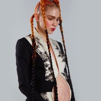 Musisi Grimes yang diketahui tengah berkencan dengan founder Tesla Elon Musk mengumumkan bahwa dirinya sedang hamil. Kabar tersebut diinformasikannya melalui unggahan di media sosial. Di Twitter dan Instagram, Grimes pun menampilkan foto kehamilan yang tidak biasa. Tanpa busana, ia bahkan mengedit bagian perut untuk menunjukkan dirinya sedang hamil. Foto: Instagram