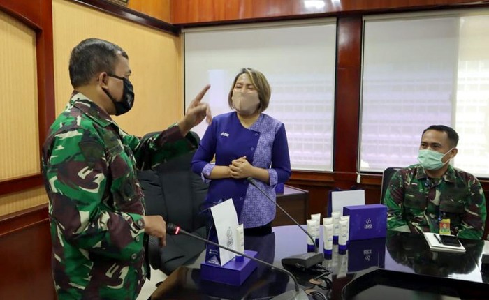 Bantuan Hand Sanitizer untuk TNI Terus Mengalir Di tengah kondisi pandemi COVID-19 di Indonesia, bantuan dari berbagai pihak untuk pejuang garda terdepan terus mengalir. Kali ini ada Hand Sanitizer untuk TNI.