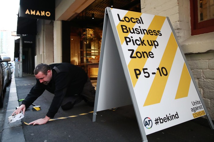 Toko-toko di Selandia Baru Kembali Dibuka New Zealand memberlakukan penurunan status bencana COVID-19 menjadi Alert Level 3 pada Selasa 28 April. Para pemilik toko pun diizinkan untuk membuka tempat usahanya.