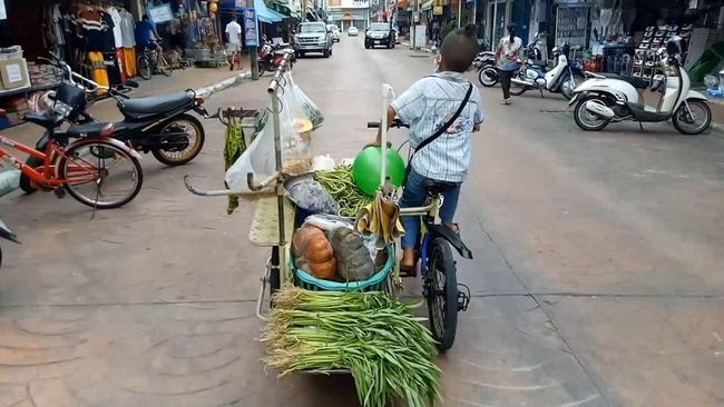 Bocah 10 tahun jual sayur keliling