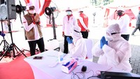 Sedikitnya 4 unit mobile rapid test disiapkan dan 1 mobil rapid test diperkirakan dapat melakukan testing COVID-19 sebanyak 250 orang. Dengan begitu, dalam satu hari sebanyak 1.000 warga prasejahtera diperkirakan dapat ikut test dan langsung mengetahui hasilnya. Pihaknya bekerjasama dengan aparat setempat untuk mendata warga prasejahtera yang akan melakukan rapid test dan mendapatkan sembako. Foto: dok. Relawan COVID-19