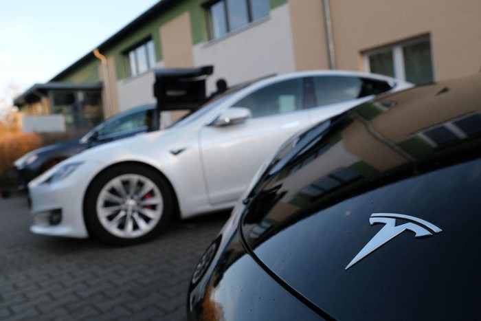 Produsen mobil listrik Amerika Serikat, Tesla membangun pabrik baru di Jerman. Lokasi pembangunan pabrik berada di hutan di Gruenheide, Berlin.