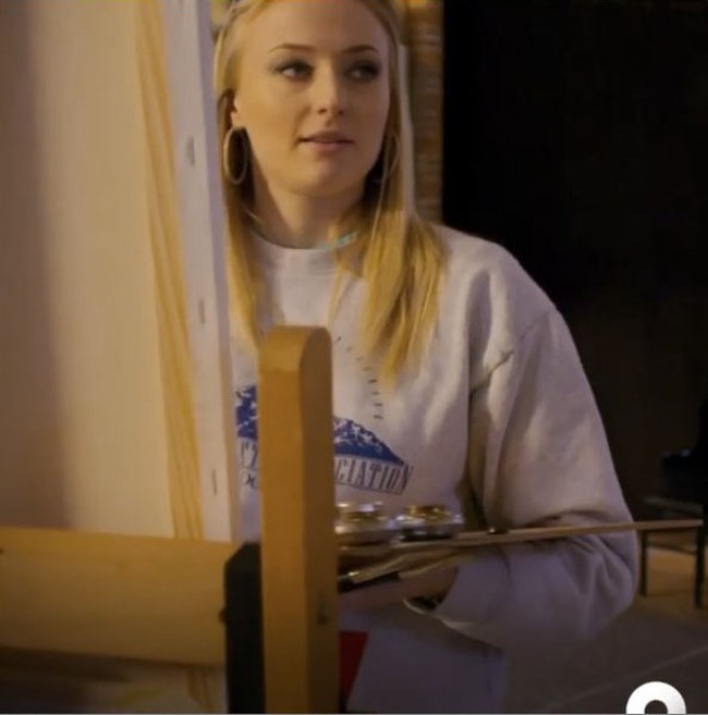 Selain Gigi, aktris Sophie Turner juga menjalani kehamilan dengan karantina di rumah bersama suaminya, penyanyi Joe Jonas. Sejak kehamilannya terkuak pada Februari 2020, Sophie baru memperlihatkan penampilannya dalam kondisi berbadan dua pada Selasa (28/4/2020) kemarin melalui cuplikan videonya bersama Joe tengah melukis. Tampak bintang Game of Thrones itu tubuhnya lebih berisi dari biasanya.