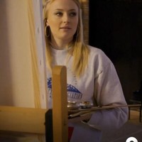 Selain Gigi, aktris Sophie Turner juga menjalani kehamilan dengan karantina di rumah bersama suaminya, penyanyi Joe Jonas. Sejak kehamilannya terkuak pada Februari 2020, Sophie baru memperlihatkan penampilannya dalam kondisi berbadan dua pada Selasa (28/4/2020) kemarin melalui cuplikan videonya bersama Joe tengah melukis. Tampak bintang Game of Thrones itu tubuhnya lebih berisi dari biasanya.