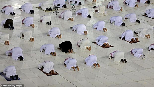 Shalat renggang di Mekkah