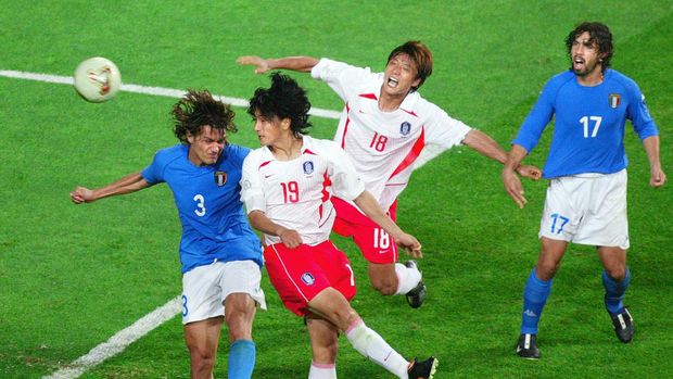 South Korean midfielder Ahn Jung-hwan (2nd L) heads the ball past Italian defender Paolo Maldini (L-#3) for a 'golden goal' in their second round match at the 2002 FIFA World Cup Korea/Japan in Daejeon, 18 June 2002. South Korea won the match 2-1 in extra time on Ahn's goal and will meet Spain in the quarter-finals 22 June in Gwangju. AFP PHOTO/Jacques DEMARTHON (Photo by JACQUES DEMARTHON / AFP)