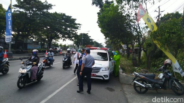 Pemeriksaan kendaraan di perbatasan Semarang, 29/4/2020