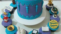  Lebih berwarna dan mewah, kue tart ini dibuat dengan warna biru. Begitulah cupcake dibawahnya yang didekor dengan berbagai hiasannya. Ada hiasan masjid, kabah hingga bulan dan bintang. Foto: Istimewa