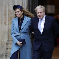Jalinan asmara antara Boris dan Carrie mulai mengemuka pada akhir 2018 tak lama setelah  pria 54 tahun itu bercerai dari sang istri. Menurut pemberitaan media Inggris, keduanya sudah berpacaran sejak awal 2018. (Foto: AP)