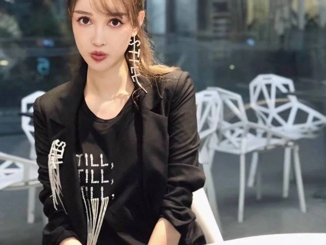 Di usia 16 tahun, ia pun menginginkan batang hidung lebih tinggi, payudara lebih berisi, kelopak mata ganda, hingga rahang berbentuk V. Banyak operasi lain dilakukan setelahnya, tapi Abby mengaku tak semuanya berhasil. Ia pun pernah mengalami luka hingga berbulan-bulan.Foto: dok. Weibo