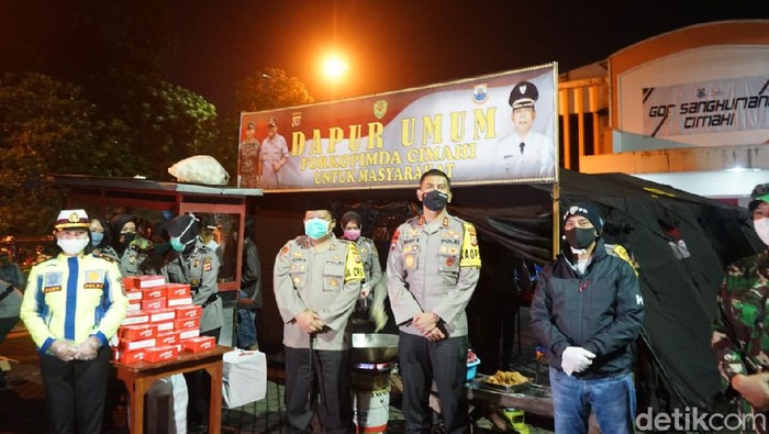 Polres Cimahi mendirikan dapur umum untuk membagikan santap sahur warga tak mampu