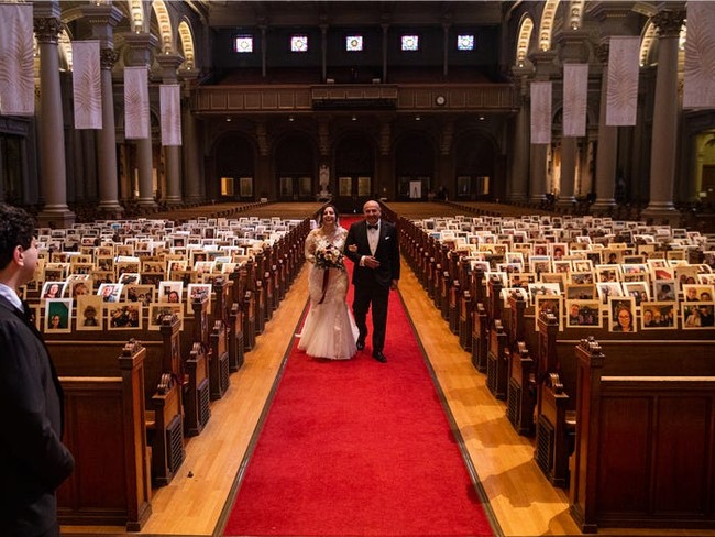 Khachi mengatakan kepada ABC7 bahwa foto-foto tersebut memang sudah terpasang, mengingat gereja yang belakangan ini memberikan layanannya melalui live-streaming. Foto-foto tersebut dimaksudkan agar pastur dan jemaatnya bisa tetap terhubung. Foto: dok. vicens forns photography