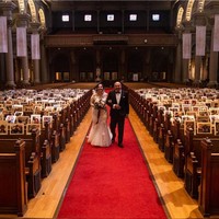 Khachi mengatakan kepada ABC7 bahwa foto-foto tersebut memang sudah terpasang, mengingat gereja yang belakangan ini memberikan layanannya melalui live-streaming. Foto-foto tersebut dimaksudkan agar pastur dan jemaatnya bisa tetap terhubung. Foto: dok. vicens forns photography