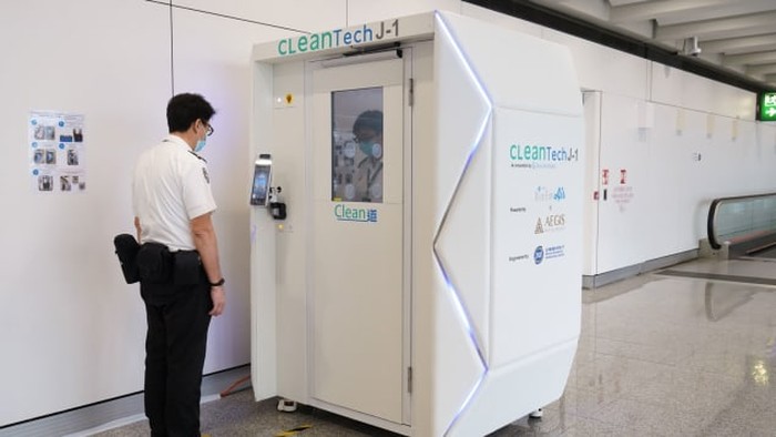 Bilik robot disinfeksi di Bandara Internasional Hong Kong