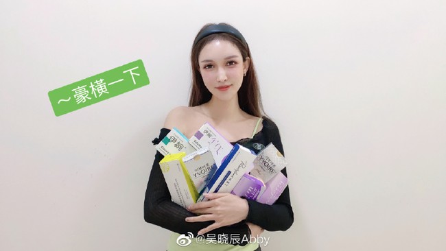 Setelah melakukan operasi pertamaku dan menjadi lebih kurus dan cantik, aku sadar aku menarik atensi seperti artis. Akhirnya, aku berhenti peduli jika orang-orang menilaiku. Operasi sudah menjadi candu bagiku, kata wanita 30 tahun itu.Foto: dok. Weibo