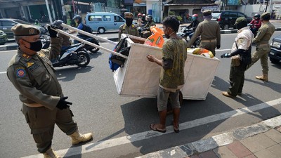 Satpol PP Tertibkan Gepeng yang Berkeliaran saat PSBB