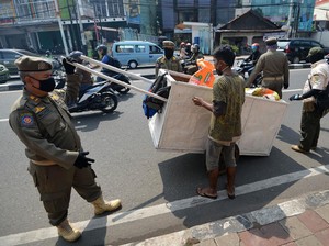 Molor, Kapan Perda Satpol PP DKI Bisa Jadi Penyidik Pelanggar COVID Disahkan?