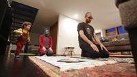 Ahmad Kamel, kanan, menjadi imam salat saat sedang melaksanakan salat Maghrib usai berbuka puasa bersama keluarganya di tempat tinggal mereka yang berada di kawasan Seattle, Amerika Serikat, pada Selasa (28/4) lalu. AP Photo/Elaine Thompson.