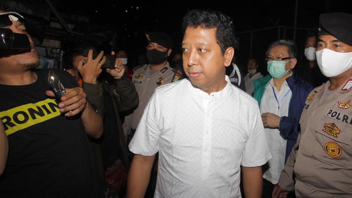 Terpidana mantan Ketua Umum PPP Muhammad Rommahurmuziy (kedua kiri) menjawab pertanyaan wartawan saat keluar dari Rumah Tahanan (Rutan) K4, di Gedung KPK , Jakarta, Rabu (29/4/2020)).  Rommy yang terjerat kasus suap jual beli jabatan di Kementerian Agama (Kemenag) 2019, dinyatakan bebas usai terbit penetapan pembebasan Mahakamah Agung (MA) pasca putusan tingkat banding di Pengadilan Tinggi DKI Jakarta memotong hukuman Rommy hanya menjadi satu tahun. .  ANTARA FOTO/Reno Esnir/foc.