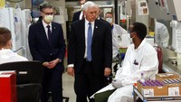 Wapres AS, Mike Pence berbincang dengan peneliti pusat laboratorium untuk penelitian COVID-19, di Minnesota, AS (28/4/2020). Kedatangan Pence untuk memberi dukungan terhadap para peneliti dan staf medis meneliti virus Corona.