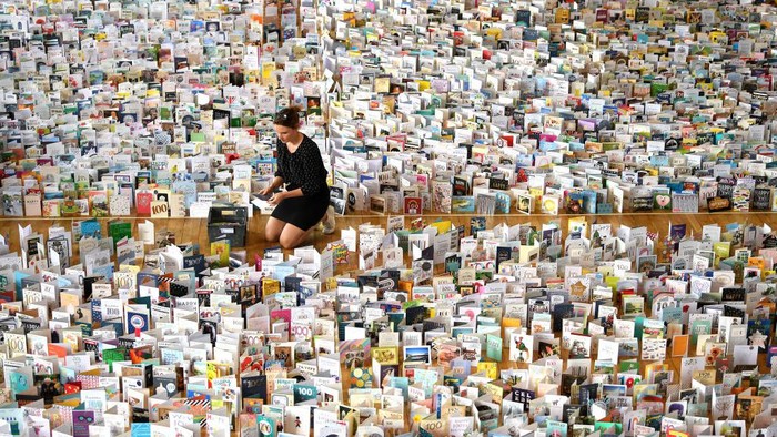 Ribuan Kartu Ucapan Ultah ke-100 untuk Kakek Viral Tom Moore Berulang tahun yang ke-100, veteran Inggris Tom Moore mendapat penghargaan berupa ribuan kartu ucapan setelah sukses menggalng dana Corona senilai Rp 234 M.