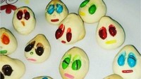 Awalnya ingin membuat kue lucu dengan hiasan permen warna-warni di atasnya, tapi jadinya seperti tokoh monster yang menyeramkan. Foto: Boredpanda