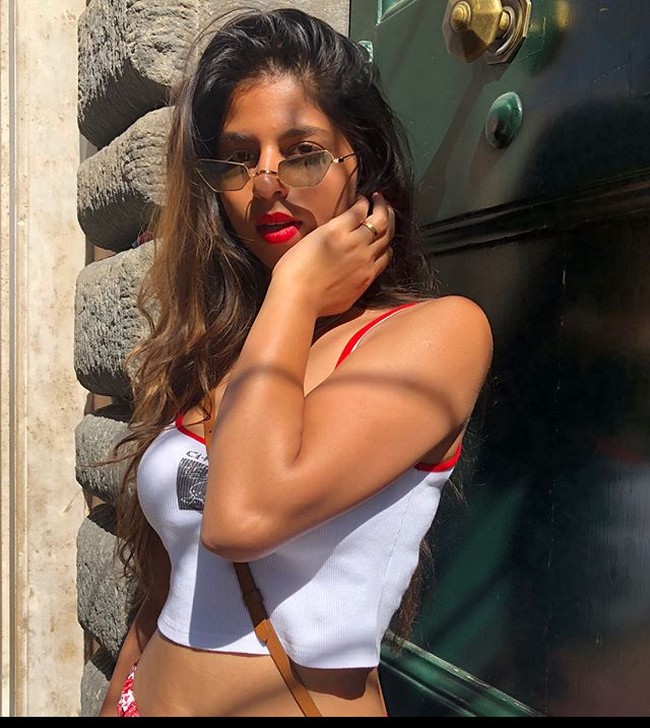 Meskipun belum pernah membintangi film Bollywood, debut Suhana menjadi model untuk majalah Vogue ini dianggap sebagai awal kariernya di industri hiburan. Foto: Instagram @suhanakhan2