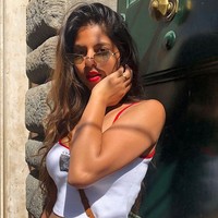 Meskipun belum pernah membintangi film Bollywood, debut Suhana menjadi model untuk majalah Vogue ini dianggap sebagai awal kariernya di industri hiburan. Foto: Instagram @suhanakhan2