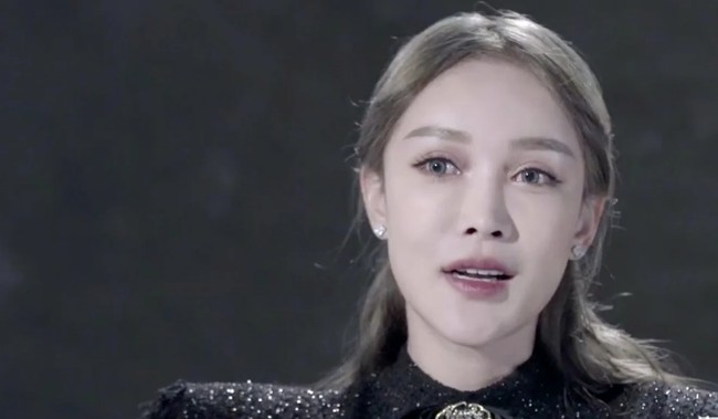 Wu Xiaochen sejauh ini sudah melakukan operasi hidung enam kali, dua kali untuk mata, tiga kali untuk bibir, dan operasi bentuk wajah tiga hari. Tak hanya itu, Xiaochen sudah pernah empat hingga lima kali transfer lemak ke bagian tubuh tertentu untuk tampil lebih seksi.Foto: dok. Weibo