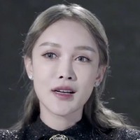 Wu Xiaochen sejauh ini sudah melakukan operasi hidung enam kali, dua kali untuk mata, tiga kali untuk bibir, dan operasi bentuk wajah tiga hari. Tak hanya itu, Xiaochen sudah pernah empat hingga lima kali transfer lemak ke bagian tubuh tertentu untuk tampil lebih seksi.Foto: dok. Weibo