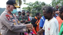 Bagikan Sembako di Jayapura, Kapolda Ingatkan Warga Bahaya Corona