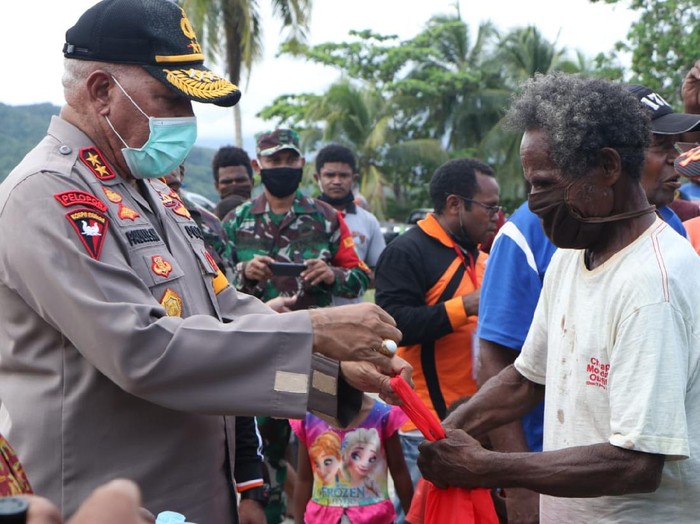 Kapolda Papua dan Pangdam Cenderawasih bagikan sembako ke warga terdampak COVID-19 (dok. Istimewa)