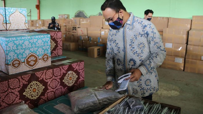 Gubernur DKI Jakarta Anies Baswedan mengecek kesiapan masker kain di gudang milik Perumda Pasar Jaya, Jakarta Timur.