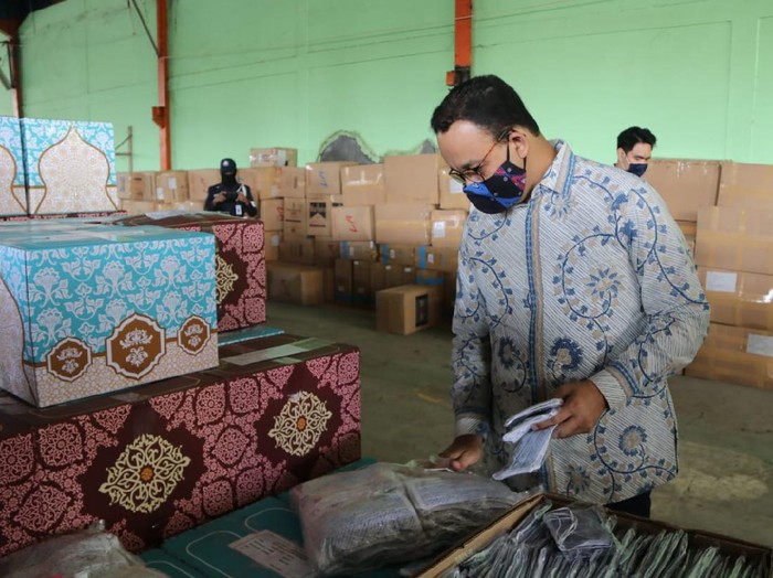 Gubernur DKI Jakarta Anies Baswedan mengecek kesiapan masker kain di gudang milik Perumda Pasar Jaya, Jakarta Timur.