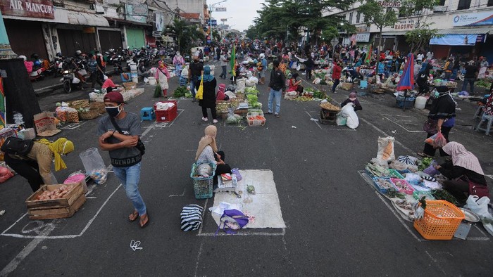 PENERAPAN JAGA JARAK DI PASAR PAGI SALATIGA Aktivitas jual beli di Pasar Pagi Salatiga, Jawa Tengah, Rabu (29/4/2020). Pemerintah Kota Salatiga menata para pedagang pasar pagi tersebut dengan menerapkan