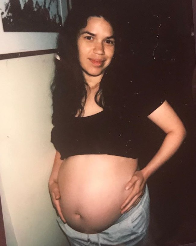 Aktris America Ferrera hamil anak keduanya di masa karantina Corona ini. Bintang serial Ugly Betty itu menulis di Instagram dukungannya pada sesama ibu sepertinya yang juga tengah hamil di saat pandemi ini. Seiring dengan semakin besarnya bayi di dalam perutku dan aku berusaha untuk bernafas di tengah ketakutan dan ketidakpastian ini, aku memikirkan kamu semua, para mama yang juga akan membawa kehidupan baru ke dunia ini. Dan juga semua wanita yang sedang hamil di tengah kondisi sulit ini. Kehidupan itu sebuah keajaiban dan para mama membuatnya menjadi mungkin untuk melaluinya dengan kekuatan mereka, begitu sang aktris menulis. Foto: Instagram