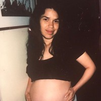 Aktris America Ferrera hamil anak keduanya di masa karantina Corona ini. Bintang serial Ugly Betty itu menulis di Instagram dukungannya pada sesama ibu sepertinya yang juga tengah hamil di saat pandemi ini. Seiring dengan semakin besarnya bayi di dalam perutku dan aku berusaha untuk bernafas di tengah ketakutan dan ketidakpastian ini, aku memikirkan kamu semua, para mama yang juga akan membawa kehidupan baru ke dunia ini. Dan juga semua wanita yang sedang hamil di tengah kondisi sulit ini. Kehidupan itu sebuah keajaiban dan para mama membuatnya menjadi mungkin untuk melaluinya dengan kekuatan mereka, begitu sang aktris menulis. Foto: Instagram