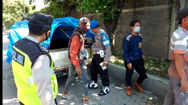 Pemudik yang 'tertangkap' segera diperiksa suhu tubuh