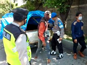 Kelabui Petugas, Pemudik Ini Nekat Sembunyi di Balik Terpal Pikap
