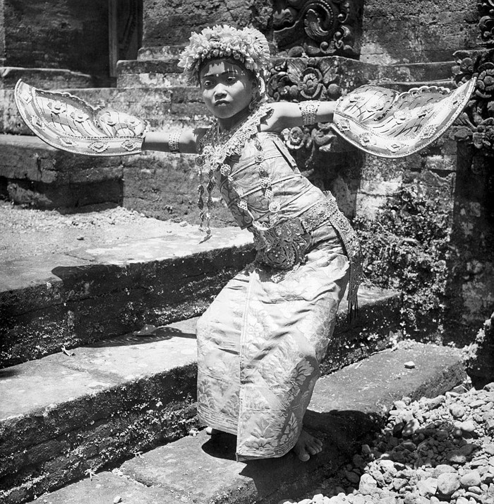Potret Masyarakat Bali Tempo Dulu Kehidapan masyarakat akan berubah dari waktu ke waktu. Di Bali misalnya, kehidupan pada periode 1950-1955 juga berbeda dengan saat ini. Berikut potretnya