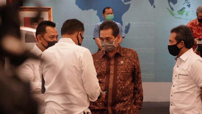 Mendag Gelar Pertemuan dengan Produsen dan Distributor Gula Menteri Agus Suparmanto menggelar pertemuan bersama para produsen dan distributor gula di Auditorium Kementerian Perdagangan di Jakarta.