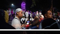 Foto kolase perbandingan suasana penjual kurma yang berada di kompleks Makam Sunan Ampel saat bulan Ramadhan pada 2019 sebelum adanya pandemi COVID-19 (atas) dan saat pandemi COVID-19 (bawah). 