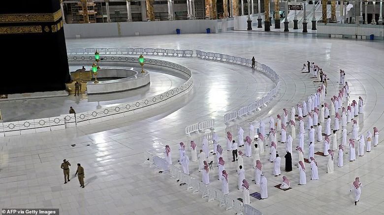 Shalat renggang di Mekkah