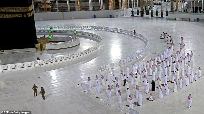 Shalat renggang di Mekkah