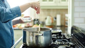 Gampang! Begini 5 Trik Kurangi Konsumsi Garam Tanpa Ubah Rasa Masakan