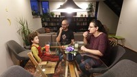Ahmad Kamel bersama sang istri, Nadia Chaouch, serta sang anak, Yusuf Kamel, menjadi salah satu keluarga Muslim yang menetap di kawasan Seattle. Penerapan pembatasan sosial yang dilakukan di negaranya guna memutus rantai penyebaran virus Corona membuat Ahmad dan keluarganya menjalani bulan suci Ramadhan kali ini dengan lebih banyak melakukan aktivitas di dalam rumah, mulai dari berpuasa hingga menjalankan ibadah salat di rumah. AP Photo/Elaine Thompson.